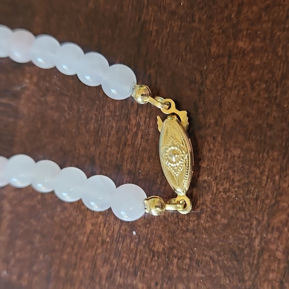 Elegant Multi-Color Quartz & Jade Gemstone Necklace - Picture 4 of 4